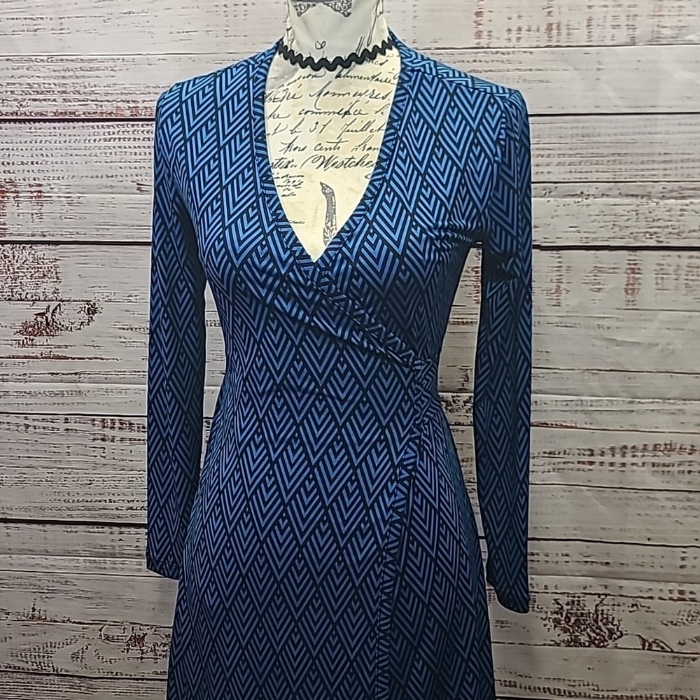 Banana Republic v neck wrap dress - Picture 2 of 9
